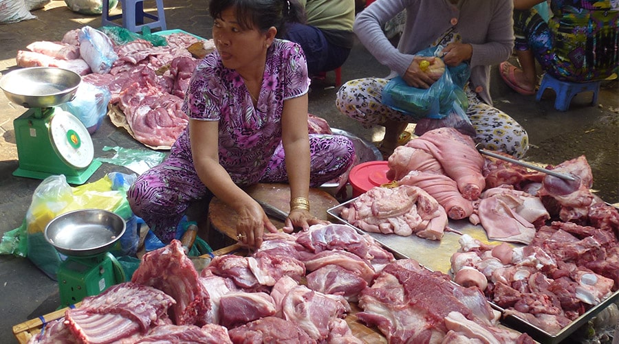 Stand de vente de viande dans un marché vietnamien.